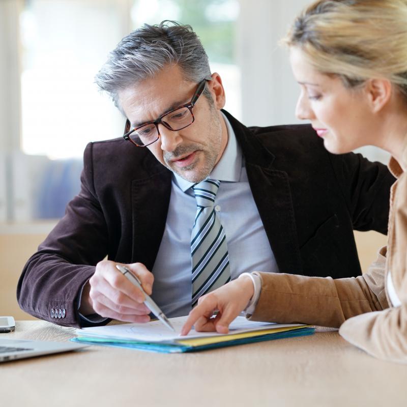 Woman,meeting,notary,for,advice